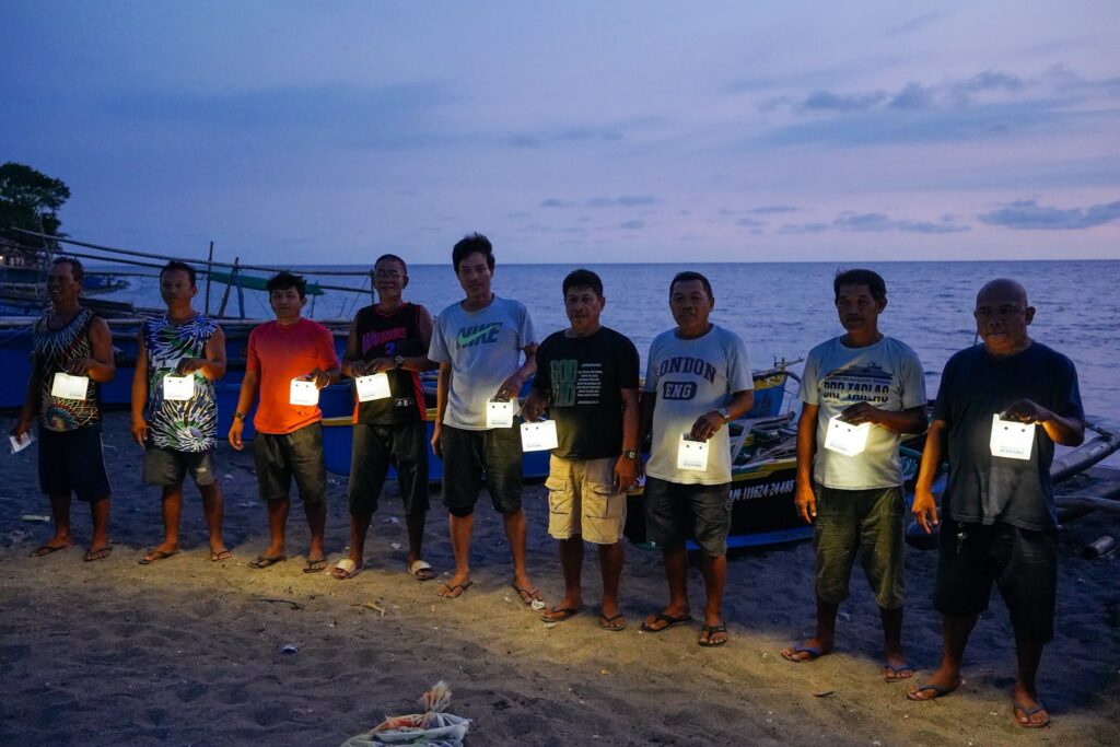 Solar lamps bring safer nights to fishing families in Mindanao